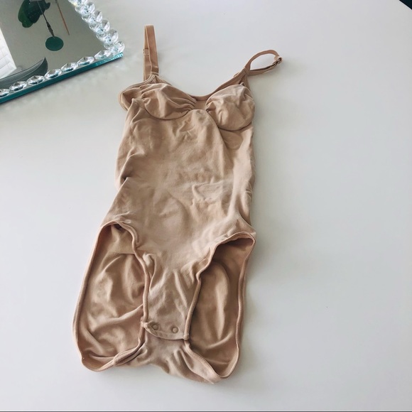 SKIMS Other - NEW Skims Sculpting Bodysuit- Clay